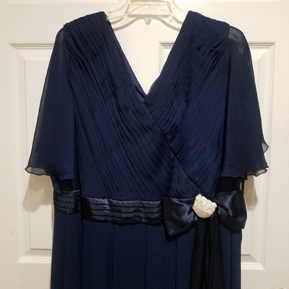 Stunning  full length Evening Dress with Crystal - Picture 5 of 8